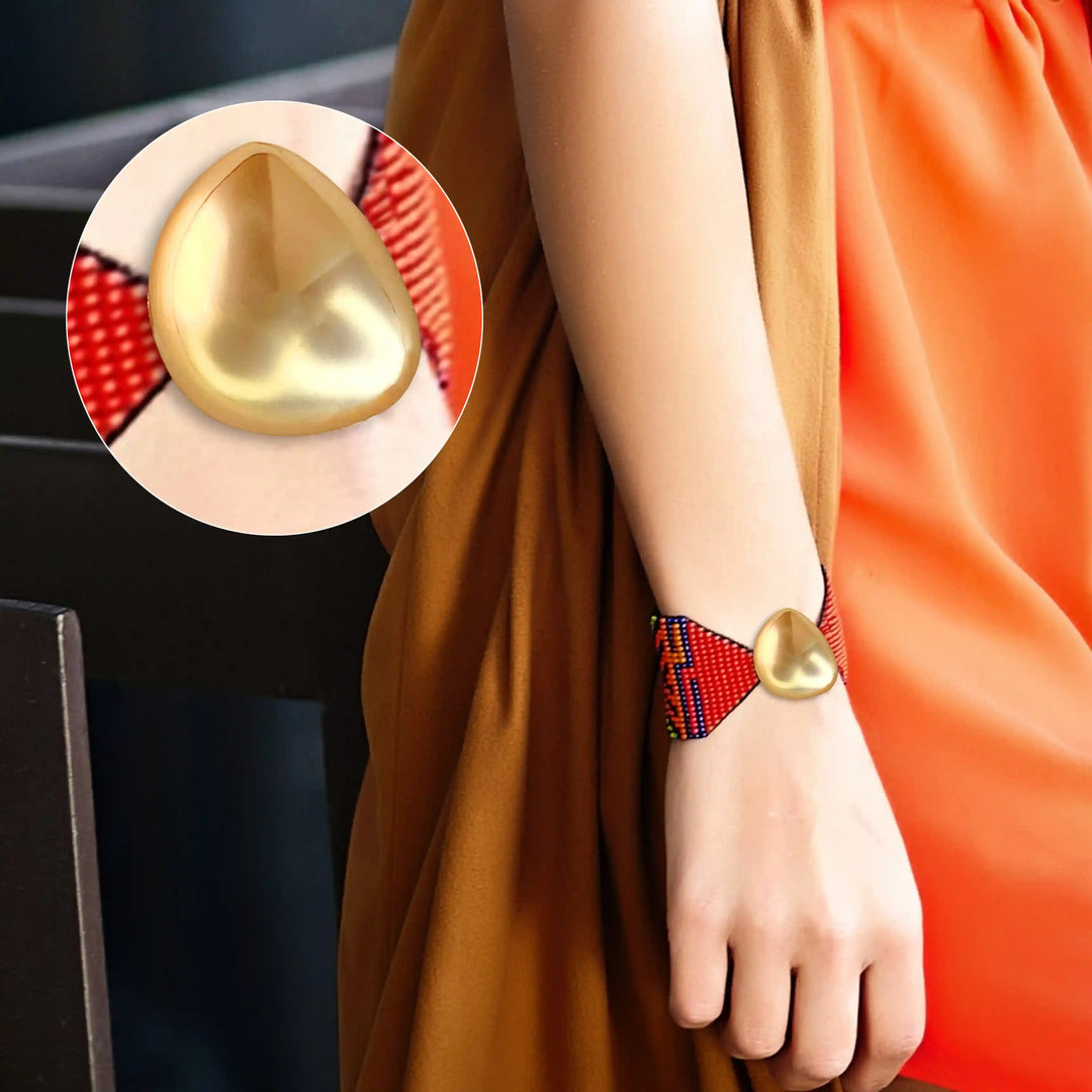  Ani Accessories Golden Tear Metal Buckle in the model hand hand bracelet