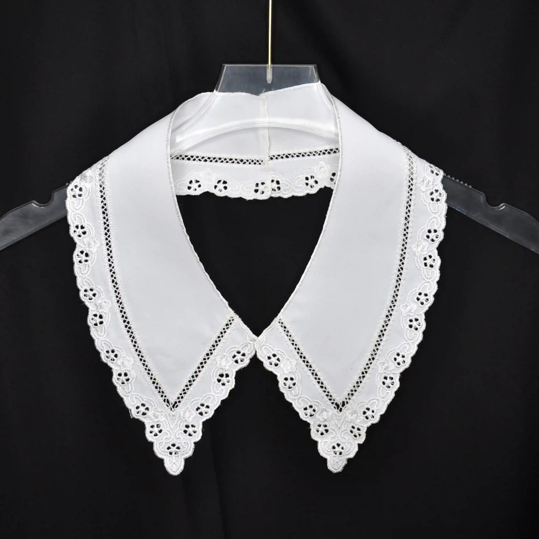 Chic Pilgrim Flower Peter Pan collar adorned with detailed flowers and elegant neckline shaping