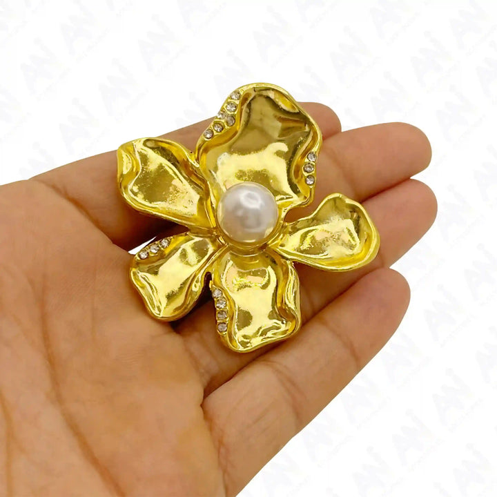 ani-accessories-gold-pearl-crystal-brooch-hand-detail