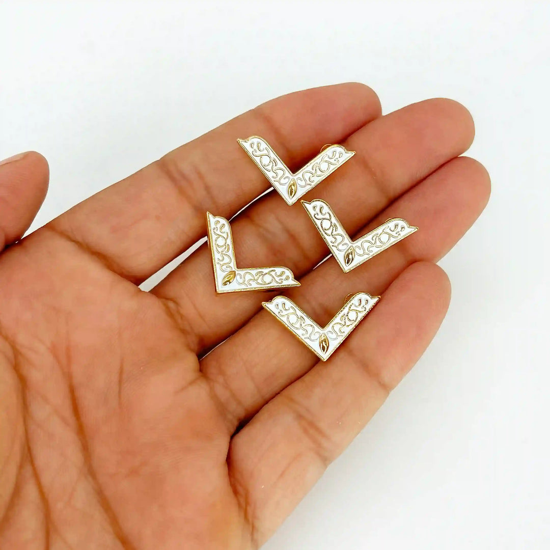 White and Gold Filigree Collar Tip