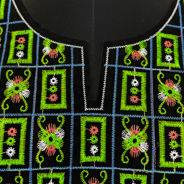 Geometrical floral embroidery neckline