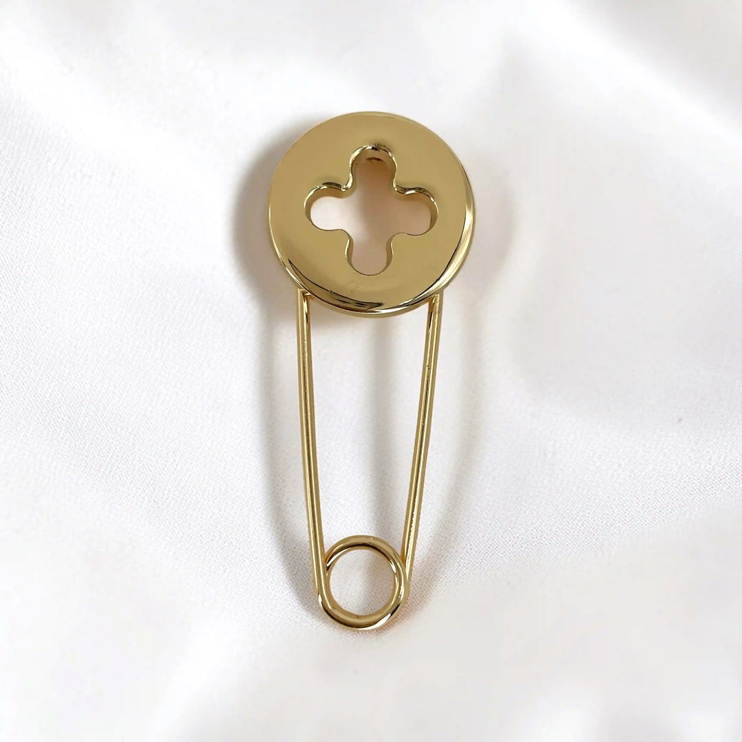 ANI Accessories decorative kilt brooch pin in gold with a round four-petal cut-out top, on white satin 