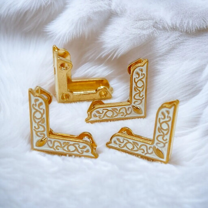 White and Gold Filigree Collar Tip